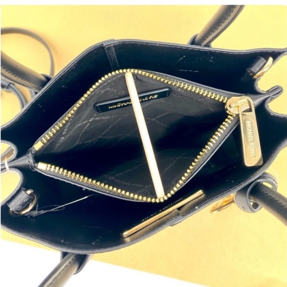 Michael Kors Mercer
Medium Two-Tone Logo
Crossbody Bag And Wallet
Set - Picture 8 of 15